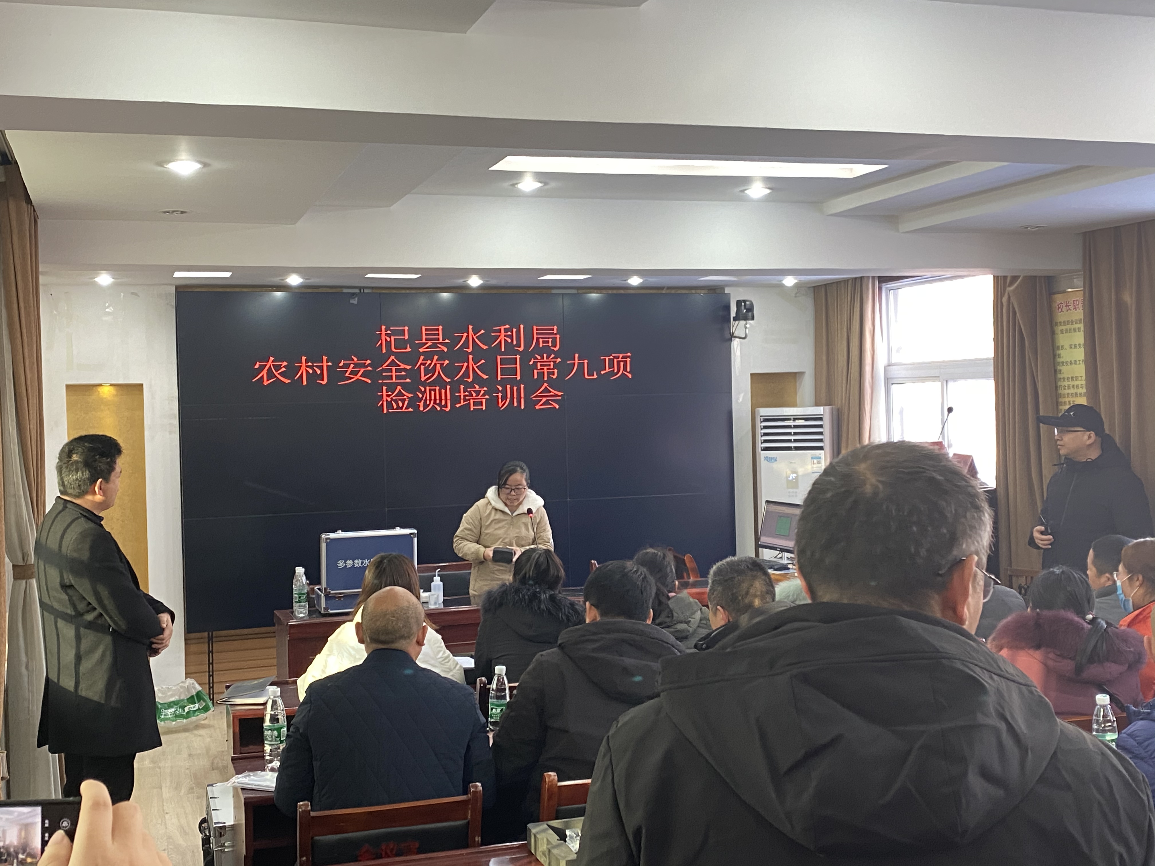 培訓人員講解水質(zhì)檢測儀使用方法